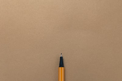 棕色板上的笔